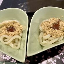うどんのデザートはくず餅感覚で美味しい。