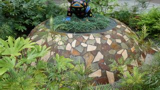 平成８(１９９６)年完成のカラフルで奇抜な都会的なショッピングモール