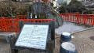 有馬温泉街入口に鎮座する3m四方の巨石