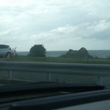 桜井二見ケ浦の夫婦岩を低速で通過中！