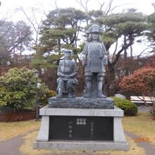 信之像、小松姫像