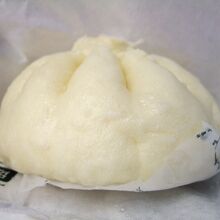 熱々の大入り豚まん