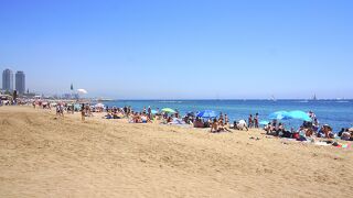 のんびり過ごすのが気持ちのいいバルセロナのビーチ