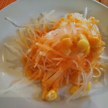 セットのサラダ