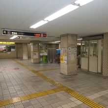 動物園前駅改札周辺は少し古ぼけた印象の駅