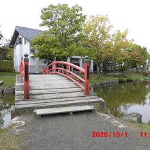 武道館と朱色の橋