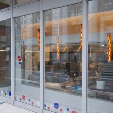 フランスパンライトのぶら下がるお店。