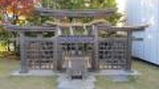 ビルの屋上庭園にあります