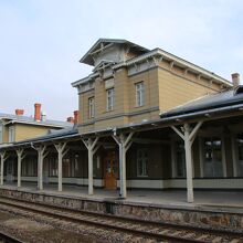 ホーム側からの駅舎