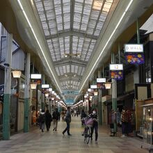 夕暮れ時の商店街。