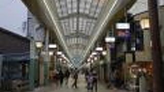 アーケードになっている。