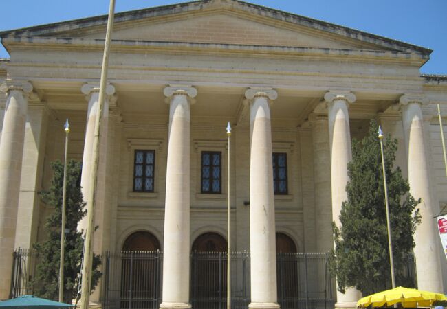 ギリシャの神殿風の裁判所