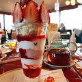 いちごたっぷりのパフェ