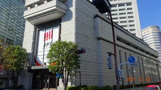 昔々今のような電子取引になる前は、周りは人が一杯で活気が溢れる場所でしたが、現在は静かなものです。