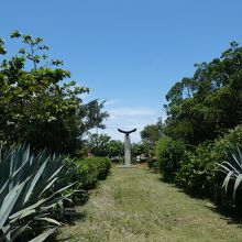 公園中央に聳えるカンムリワシの像
