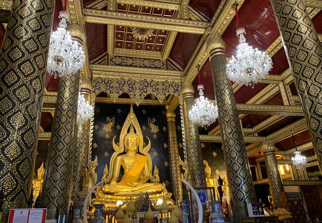 タイで最も絢爛豪華な寺院のひとつ