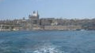 ヴァレッタの街ではひときわ大きな建物