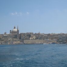 この港を通るフェリーから見たヴァレッタの街