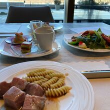 窓際の席で・・・