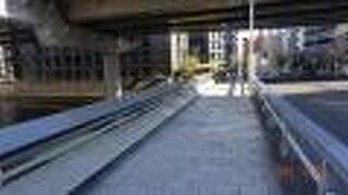 鎧橋が架かる前には「鎧の渡し」があったようです。