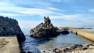 銚子の戸川漁港のそばにある犬が耳を立てた姿をした岩