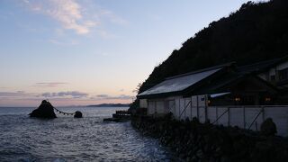 夫婦岩の前の神社です