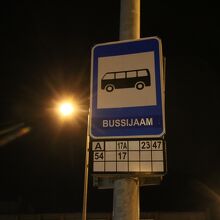 バス停の案内。下の数字はこのバス停に停まる系統です。