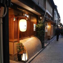 明るい空、明るいちょうちん。