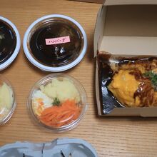 サラダなど持ち帰りパッケージ