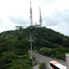 ｢エメラルドの海を見る展望台｣から山頂の電波塔群を眺めます