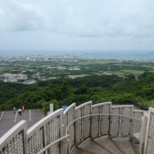 ｢エメラルドの海を見る展望台｣から見る石垣市街地と八重山の海