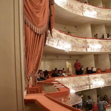 一度でいいから中央のボックス席に座ってみたいな♪