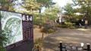 回遊式庭園と明治時代の和風建築を見学できる