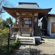 碑文谷公園の池の突き出た小さな島にあります。