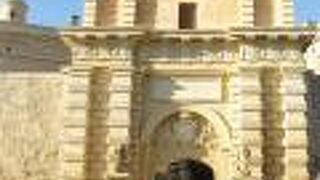 街を囲んでいる高い壁や堀を通り抜ける入り口