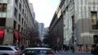 4月の満開の時は桜並木を歩くのは気持ちの良いものです。