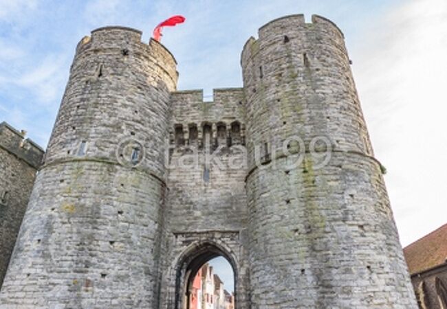 堅固な城門であったことがうかがえる歴史的建造物です。