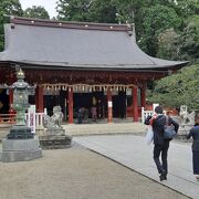 お隣の塩竃神社より規模は小さいですが、こちらにも寄って行きましょう