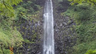 幅の広い滝が素晴らしい