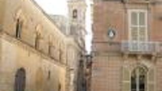 尖塔が目立つ教会