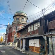 京都的な日本の町並みに突如現れるレンガ建築