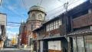 京都的な日本の町並みに突如現れるレンガ建築