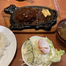 ハンバーグ、柔らかい日本風でソースも旨いです。