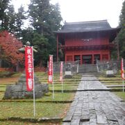 山腹の神社