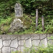 東御市の百体観音石造町石がある東御嬬恋線に沿って群馬県の嬬恋まで100体の地蔵様が交通安全を守っている