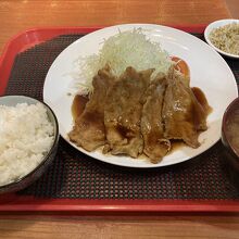 豚しょうが焼、キャベツの千切りがもっと欲しいです。