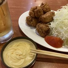 唐揚げ、これも千切りキャベツ山盛り＋マヨネーズ