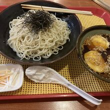 つけ麺、スープにはもちろん焼豚隠れています。