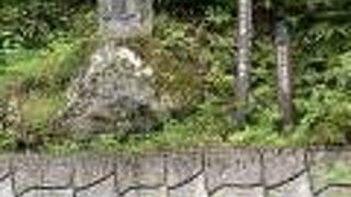 東御市の百体観音石造町石がある東御嬬恋線に沿って群馬県の嬬恋まで100体の地蔵様が交通安全を守っている