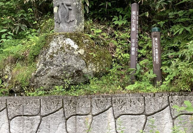 東御市の百体観音石造町石がある東御嬬恋線に沿って群馬県の嬬恋まで100体の地蔵様が交通安全を守っている